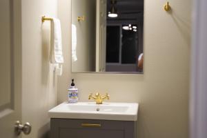 a bathroom with a white sink and a mirror at Studio in North Bend in North Bend