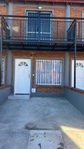 an empty building with two white doors and a balcony at Duplex trelew para 3 in Trelew