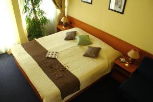 sypialnia z dużym łóżkiem z poduszkami w obiekcie Hotel Pula w Puli +34 zdjęcia