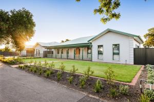 a white house with a green roof at Shining House Villa B in Tanunda