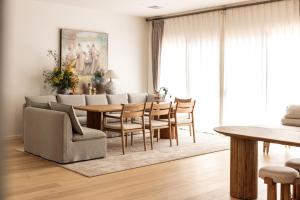 a dining room with a table and chairs at Shining House Villa B in Tanunda +6 photos