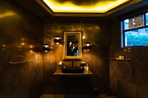 a bathroom with a sink and a mirror at Kubana in Nuwara Eliya