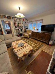 ein Wohnzimmer mit Sofa und Tisch in der Unterkunft Kalvsvik in Värmdö