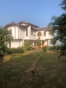 a large house with a yard in front of it at oak yard in Nikawatawana