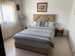 a bedroom with a bed with a blue comforter at La esquina in Martil