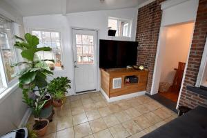 a living room with a flat screen tv and plants at Cerca de Nueva York, Confortable in West New York