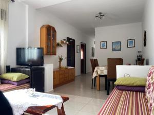 a living room with a tv and a table at La esquina in Martil