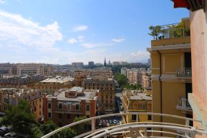 una vista de la ciudad desde el balcón de un edificio en Decana Flexyrent Apartment, en Génova