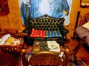 a living room with a couch and a table at Kirisame Magic Shop霧雨魔法店民泊伊勢市 in Ise