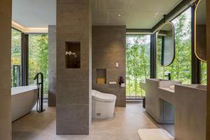 a bathroom with a tub and a toilet and a sink at Sokali Maho 蘇卡利 漫活 in Chung-chih-ts'un