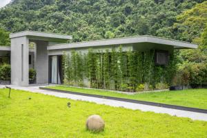 a building with a garden with ivy on it at Sokali Maho 蘇卡利 漫活 in Chung-chih-ts'un +44 photos