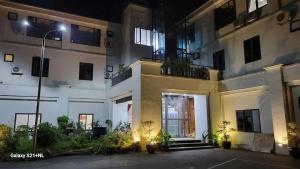 a large white building with a courtyard at night at Kieu Anh Hotel Phu Tho in Thanh Sơn