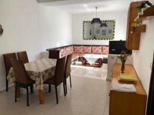 a kitchen and dining room with a table and chairs at La esquina in Martil