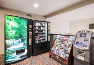 a video game and a soda machine in a room at Quality Inn Kansas City International Airport in Kansas City