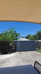 a blue fence in front of a house at bambou studio in Les Avirons