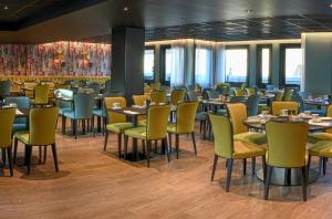 a dining room with tables and chairs at Thon Hotel Bristol, Bergen in Bergen