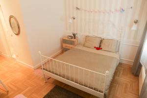 - une chambre avec un lit et un berceau blanc dans l'établissement Hello Puli Parliament, à Budapest