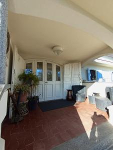 ein Wohnzimmer mit Tür und einigen Pflanzen in der Unterkunft campagnoli in Somma Lombardo