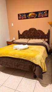 a bed with two towels sitting on top of it at Templo de la Luna Pardo in Cusco