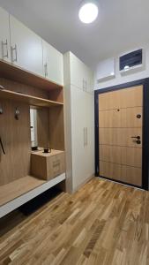 an empty room with a closet and a door at Apartman Simić in Smederevo