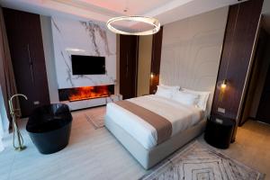 a hotel room with a bed and a fireplace at Verde by Hotel Gabriela in Vişeu de Sus +22 photos