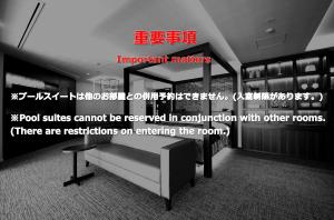 una stanza con un cartello che dice questioni importanti Le suite andoti non possono essere rinnovate in di N Hotel a Nagoya