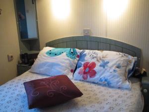 a bedroom with a bed with two pillows on it at Ty Bihan de L'Aber in Crozon