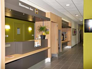 a lobby of a hospital with a reception counter at B&B HOTEL Alès - Pôle Mécanique in Saint-Martin-de-Valgalgues