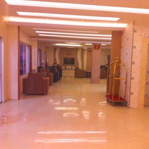 an empty lobby with a waiting room with a luggage at Ajwaa Almsaa Wadi Ad Dawasir in Wadi Al Dawasir