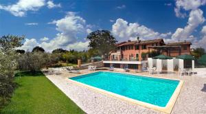Bazén v ubytování Il Casale Degli Ulivi B&B nebo v jeho okolí