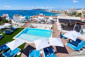 an overhead view of a swimming pool with chairs and umbrellas at Eurostars Ibiza in Ibiza Town