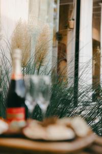 ein Tisch mit einer Flasche Bier und einem Teller Essen in der Unterkunft Essential by cin in Zonhoven