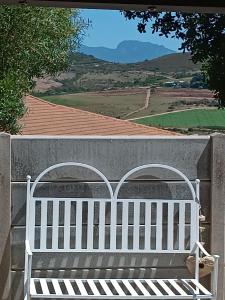 a white bench sitting on top of a wall at J&B Tuiste in Reebok +5 photos