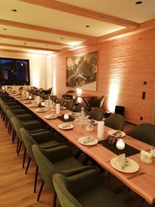 a long conference room with a long table and chairs at Landhotel Berggaststätte Bickenriede in Anrode