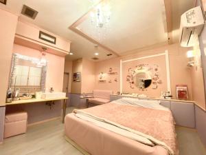 a hospital room with a bed and a sink at ホテル フローレス in Tsubame