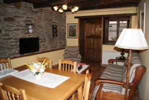 comedor con mesa de madera y sillas en Casa Bell, en Manzanedo de Valdueza