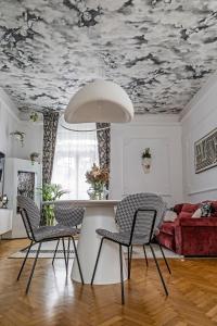 a living room with a ceiling decorated with flowers at NEBarrabona in Győr