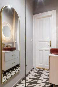 a bathroom with a mirror and a sink at NEBarrabona in Győr
