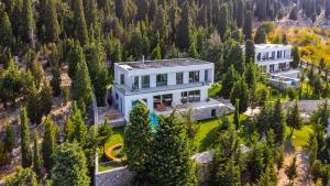 an aerial view of a house in the mountains at Lake Whisper Villa Pool & Amazing Views by PikHost in Shirokë
