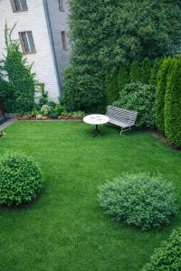 a bench sitting in the middle of a yard at Zimmer & Apartments Wolfsberg C2 in Wolfsberg