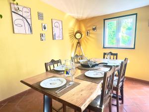a dining room with a wooden table and chairs at Casa do Candeeiro in Óbidos