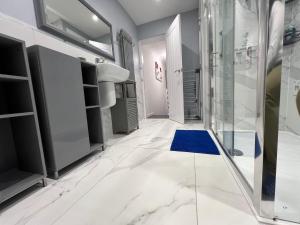 a bathroom with a shower and a blue rug on the floor at Victoria Maidstone Tranquil Retreat in Maidstone +29 photos