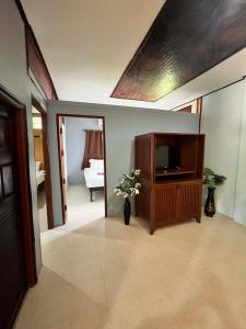 a living room with a flat screen tv in a room at Kantiang Center resort in Ban Ru Yai