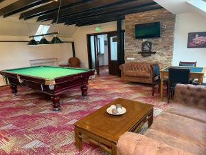 Miza za biljard v nastanitvi Casa Iris-Hotel & Restaurant