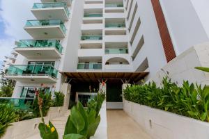 un edificio de apartamentos con balcones y plantas en Condominio Girasol OceanView, en Cancún