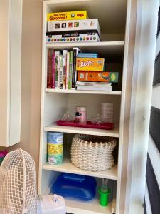 a book shelf filled with lots of books at Studio face au château de Thy in Thy-le-Château