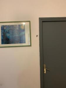 a picture hanging on a wall next to a door at Petite chambre in Halluin +8 photos