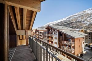 a balcony with a view of the mountains at Résidence Freddie in Tignes