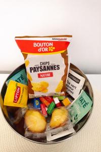 a bowl with a bunch of junk food in it at Le Blue Hole - Appartement de charme Digoin in Digoin