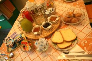 ローマにあるB&B Buongiornoromaのサンドイッチなどの食べ物を入れたテーブル